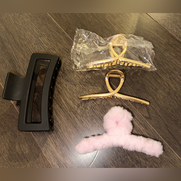 NEW Bundle sale 4 for $15 Fluffy/Metal Hair Claw Clips - Picture 1 of 2